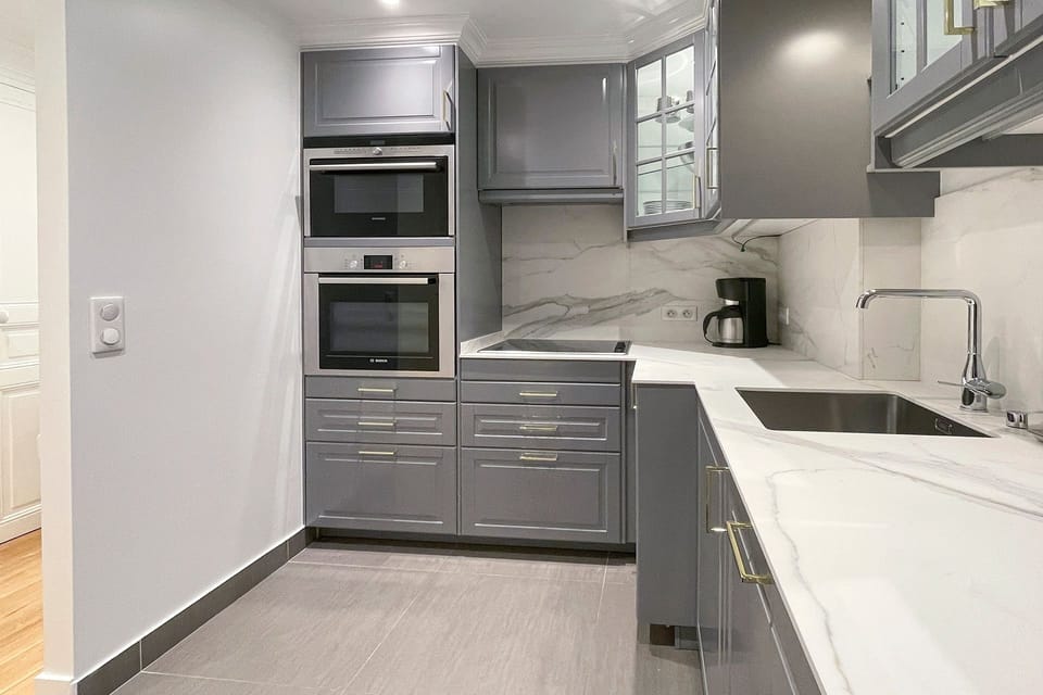Cooking in this modern kitchen will be a pleasure!