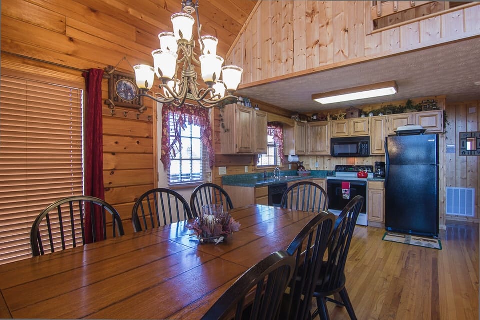 Fully Equipped Kitchen,Dinning Room Seats 10,