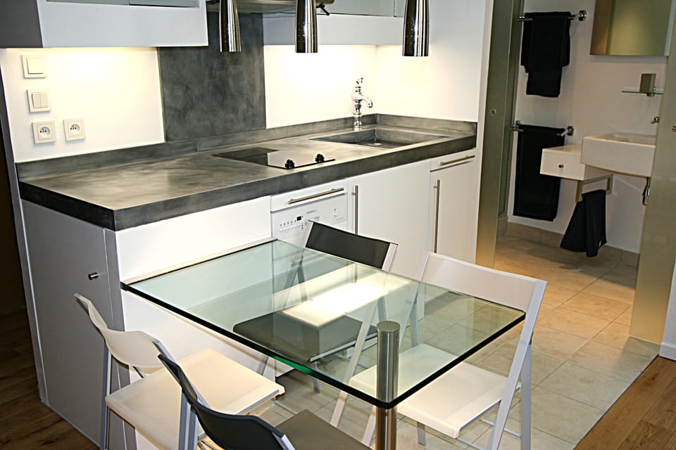 Full kitchen with washer/dryer, dishwasher.