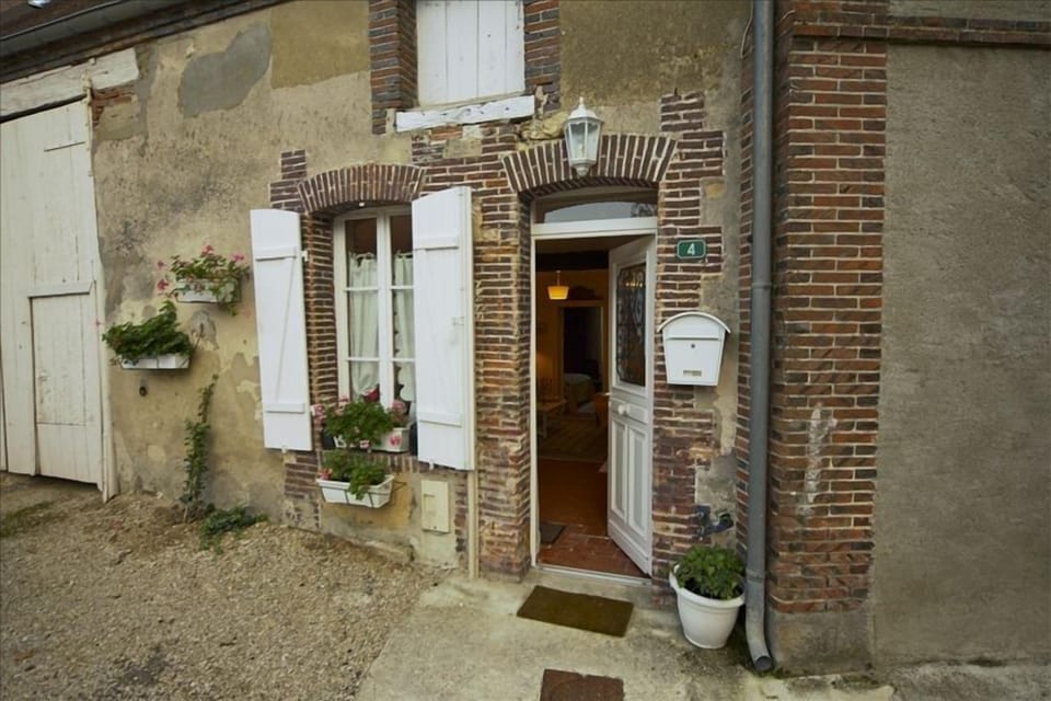 The entrance near the church
L'entrée près de l"église