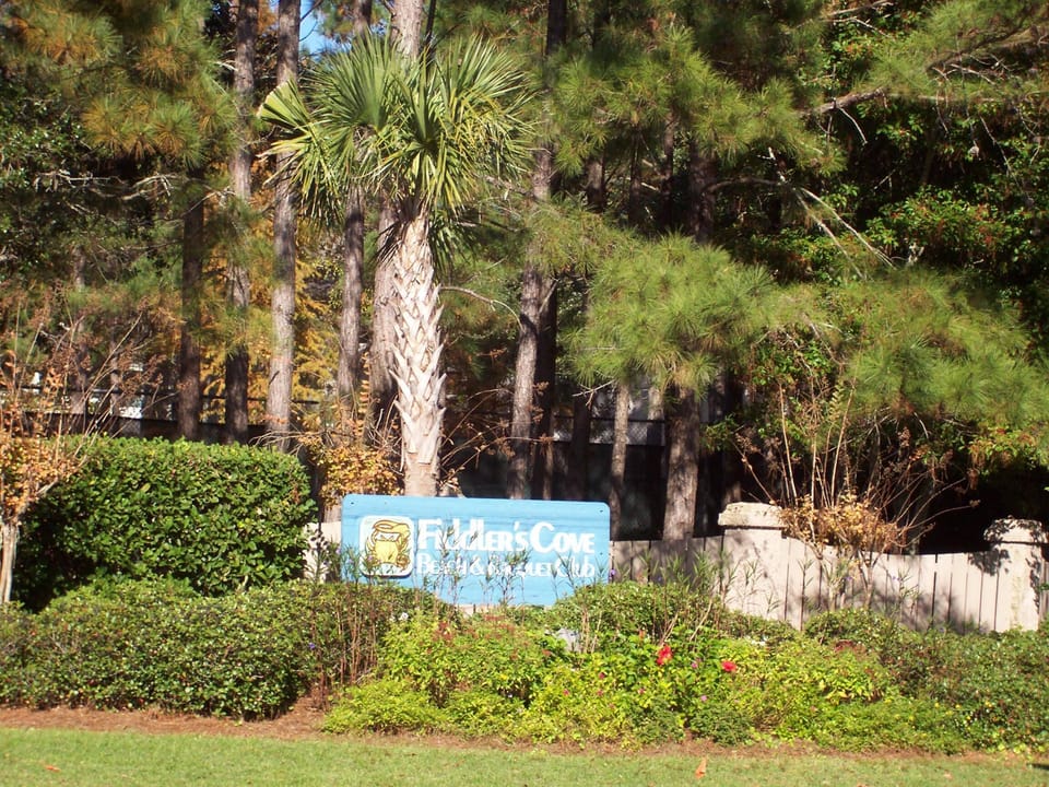 Entry to Fiddler's Cove.  Guard shack to the left.  This is a gated community.