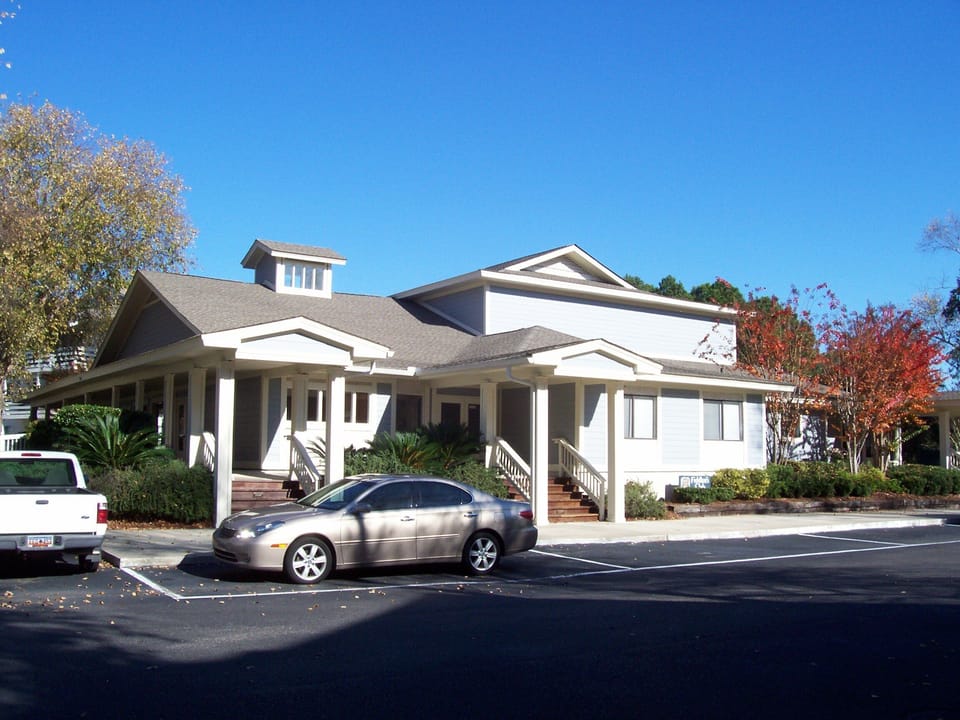 Fiddler's Cove Club House:
Racquetball, ping pong, bean bag toss, Wi-Fi internet