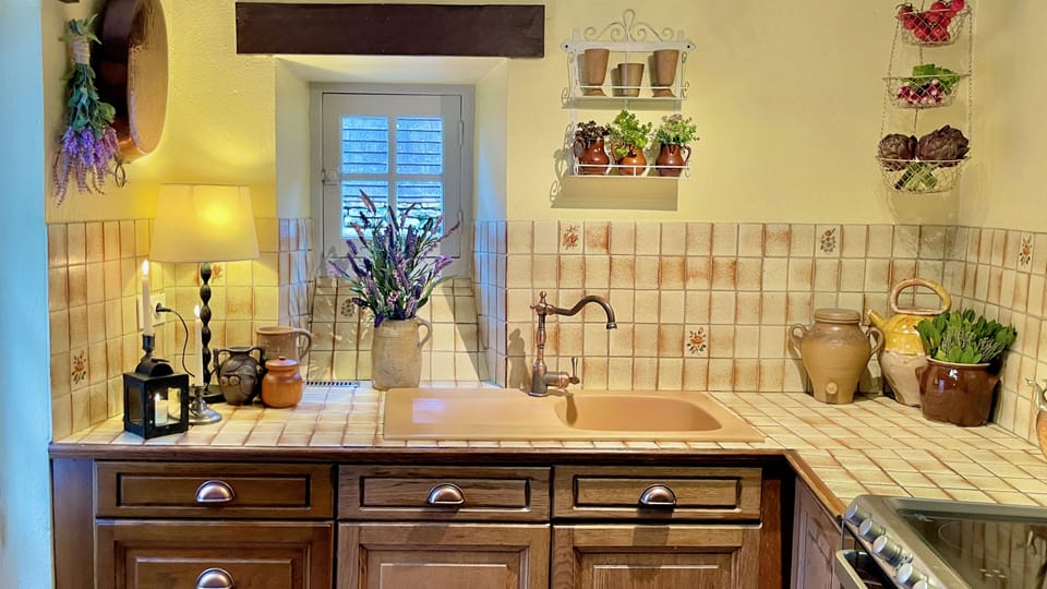 A fully-equipped kitchen makes dining in easy and stress-free.