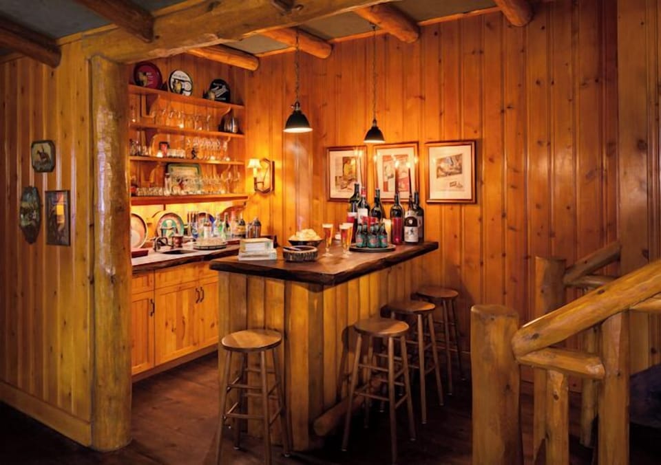 Lower level bar at Oak