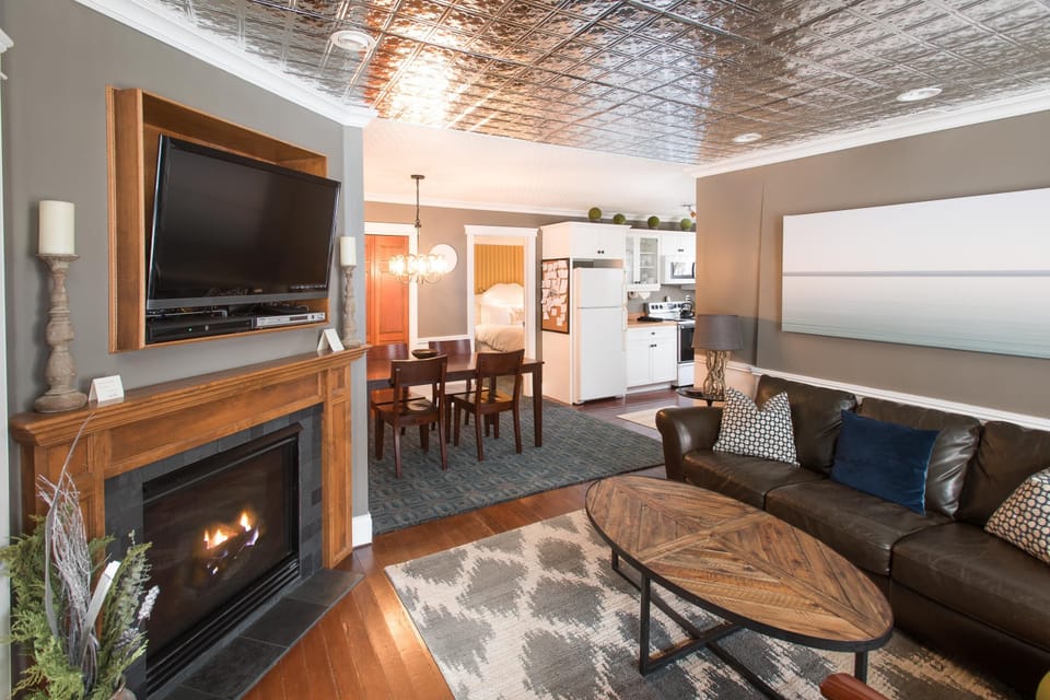 Living room (w/gas fireplace & HD LCD TV w/Tivo & DVD player) to dining room.
