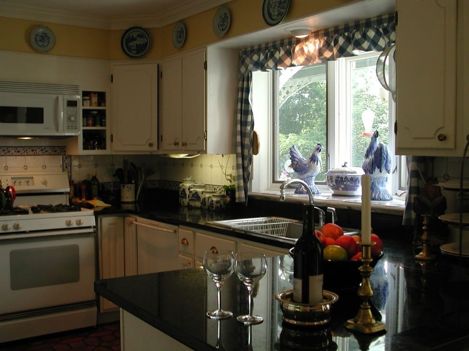 Large Country kitchen - Granite counters