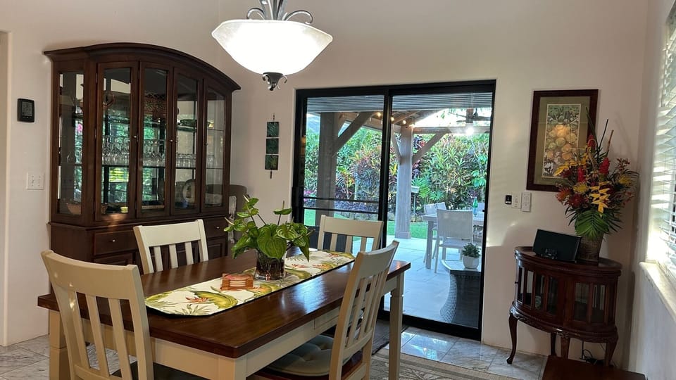 Indoor dining for 6.