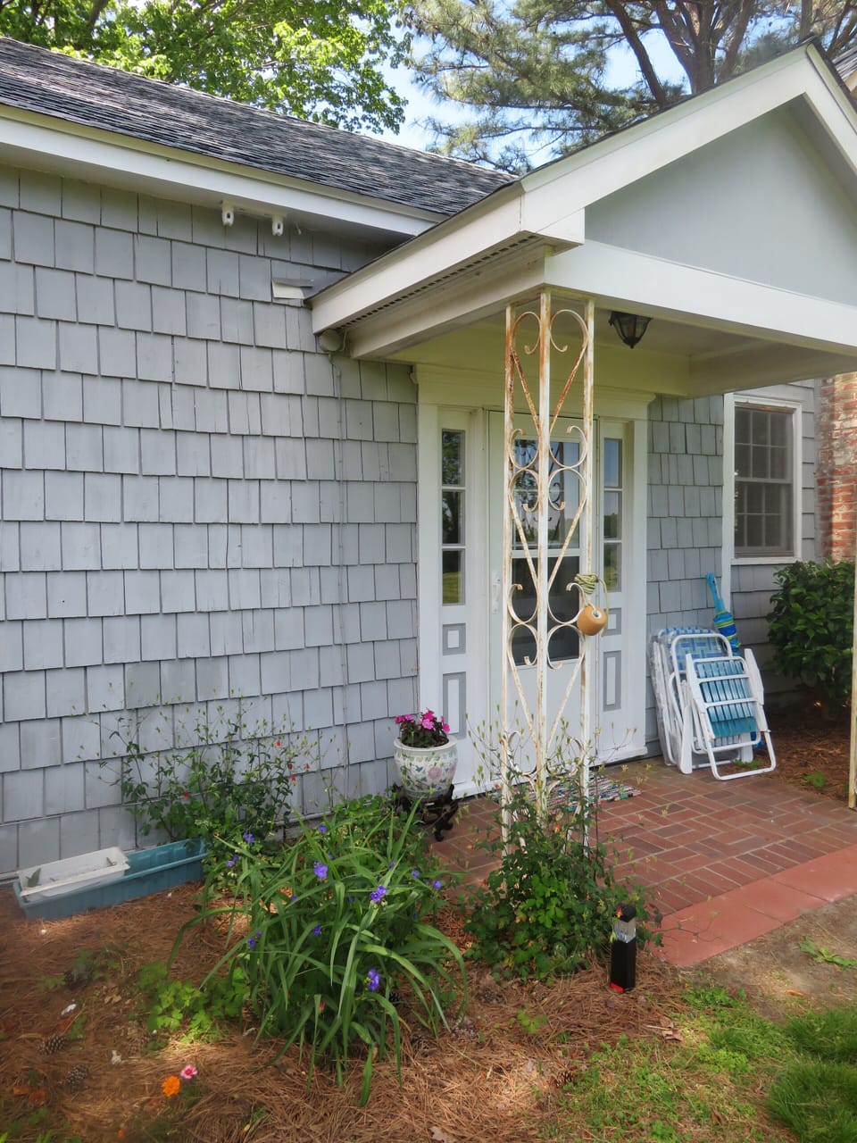 Side entrance to main hall