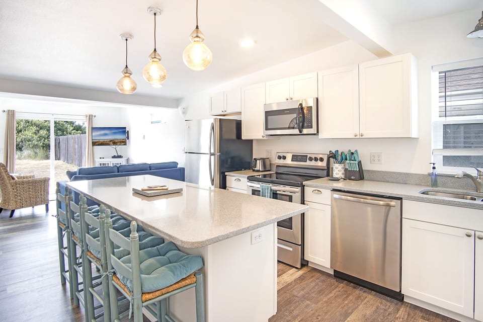 Deluxe Condo, 2 Bedrooms, Fireplace, Oceanfront | Private kitchen | Fridge, microwave, oven, stovetop