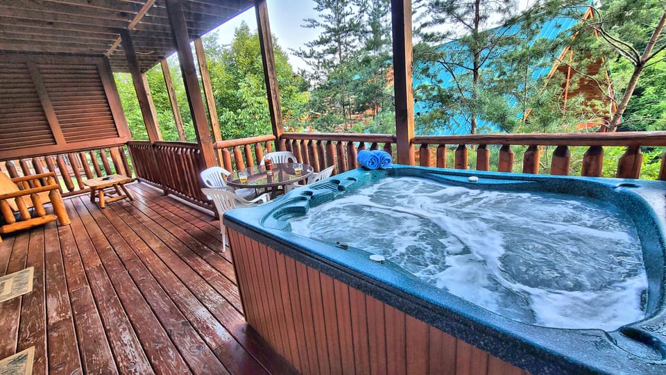 Hot tub on lower deck!