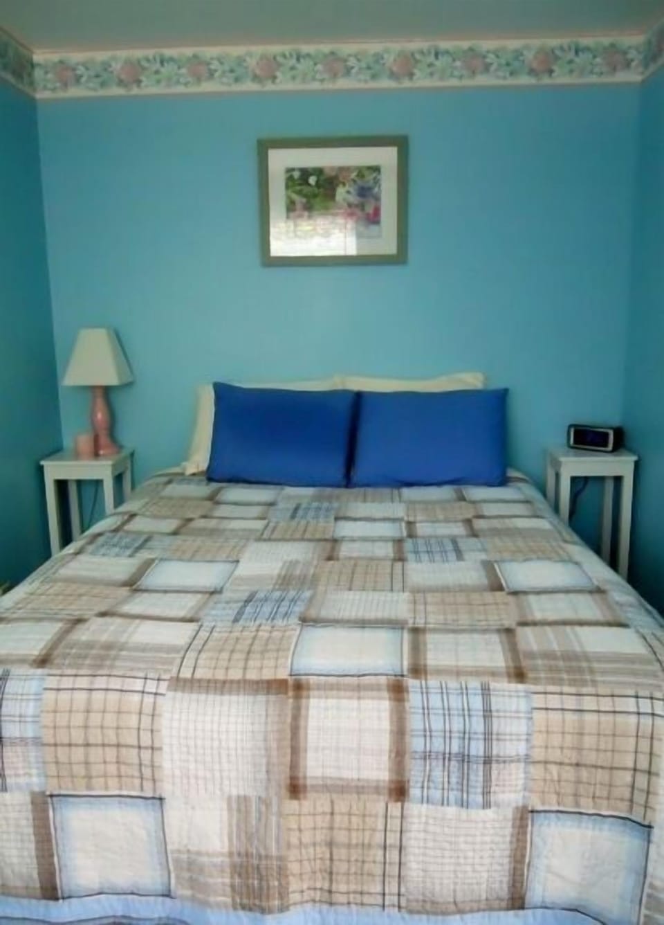 Queen size bed in the calm relaxing bedroom.