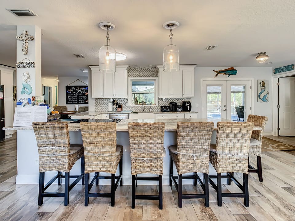 Kitchen with large area with six seats, great space for eating and hanging out.