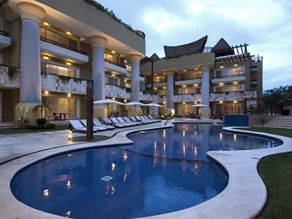 Ground Level Pool with Beach Access
