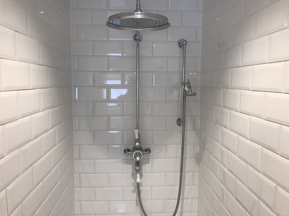 Easy use power shower in ensuite