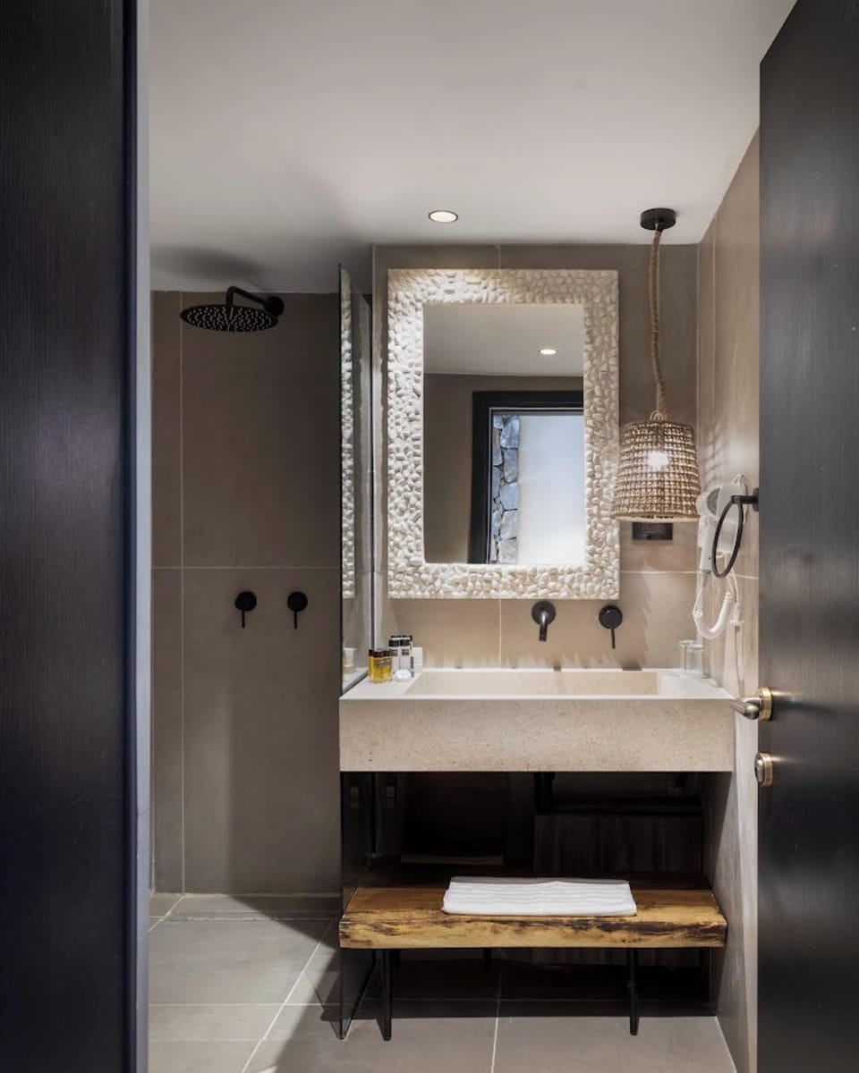 Combined shower/tub, free toiletries, towels