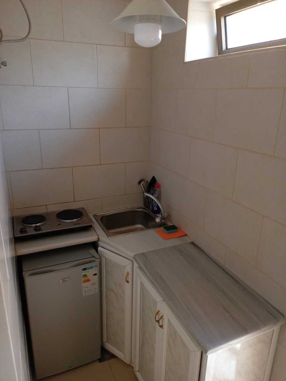 Coffee/tea maker, fridge, dining table