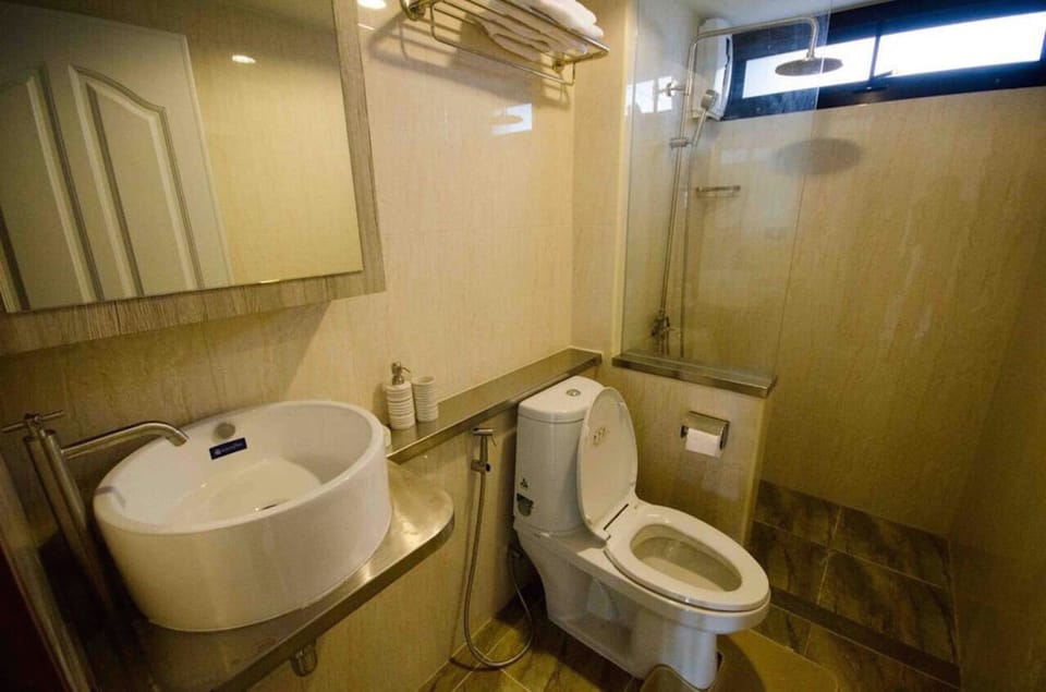 Shower, free toiletries, towels