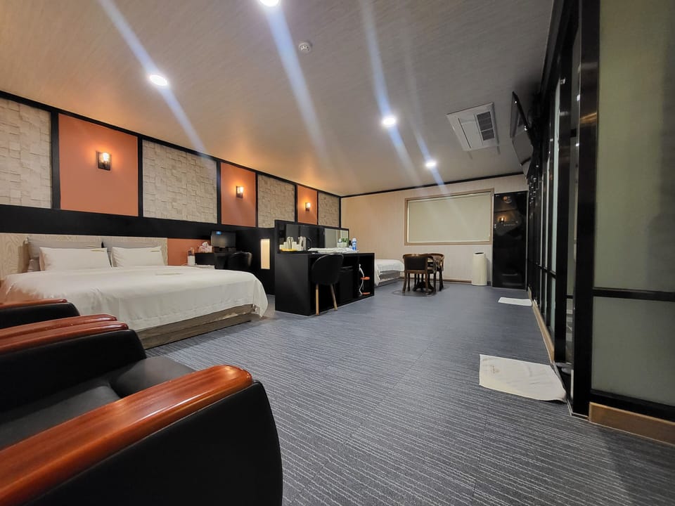 VIP (Free Netflix, Styler, Air purifier) | Individually decorated, individually furnished, desk, laptop workspace