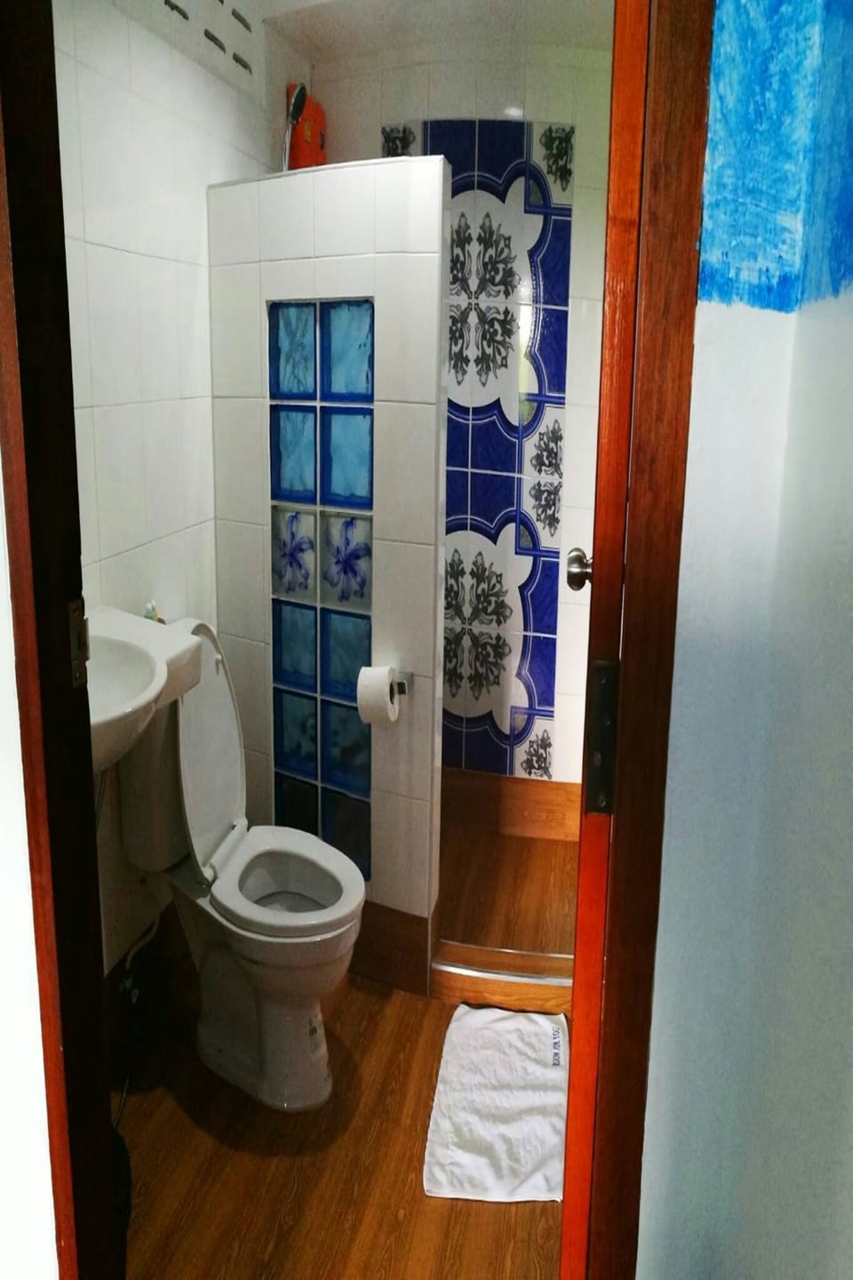 Shower, free toiletries, towels