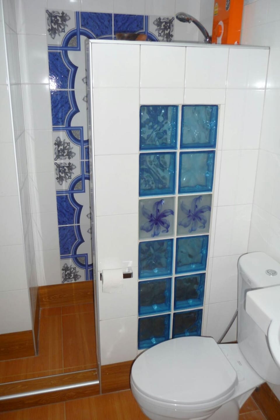 Shower, free toiletries, towels