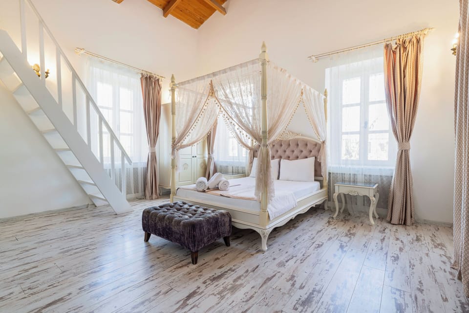 Deluxe Suite, 1 Bedroom | In-room safe, free WiFi