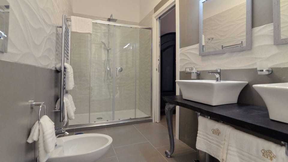 Suite, Balcony | Bathroom | Shower, free toiletries, hair dryer, bidet