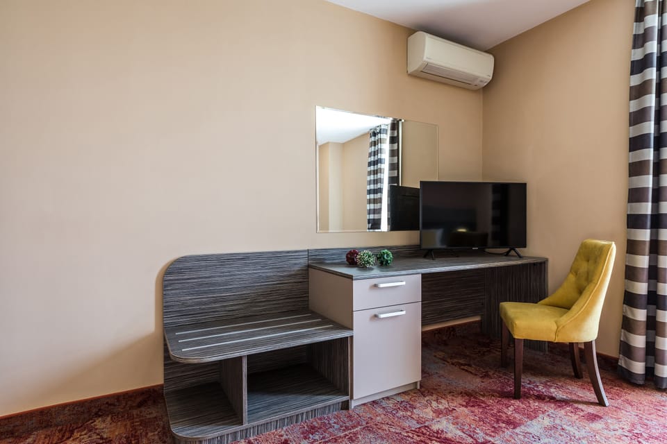 Minibar, desk, soundproofing, iron/ironing board