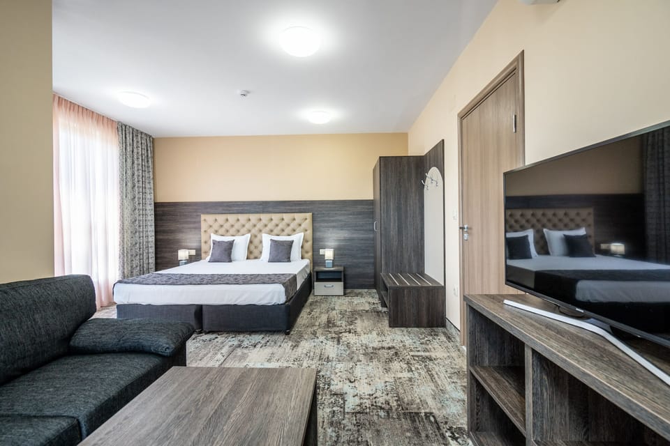 Apartment | Minibar, desk, soundproofing, iron/ironing board