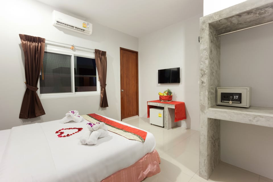 Room | Down comforters, minibar, in-room safe, desk