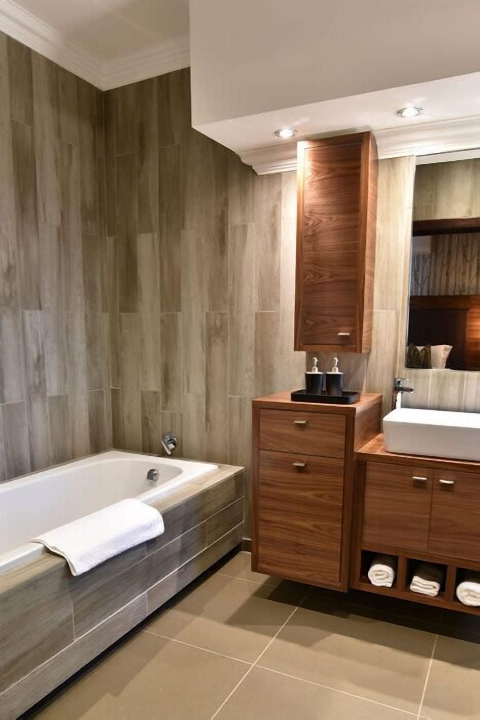 Luxury Self-catering Apartment | Bathroom | Separate tub and shower, deep soaking tub, free toiletries, hair dryer