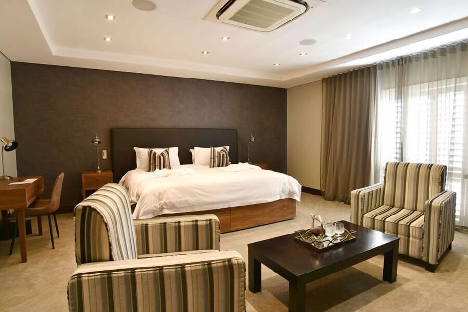 Minibar, in-room safe, desk, WiFi (free)