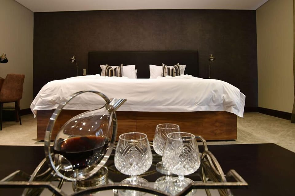 Minibar, in-room safe, desk, WiFi (free)