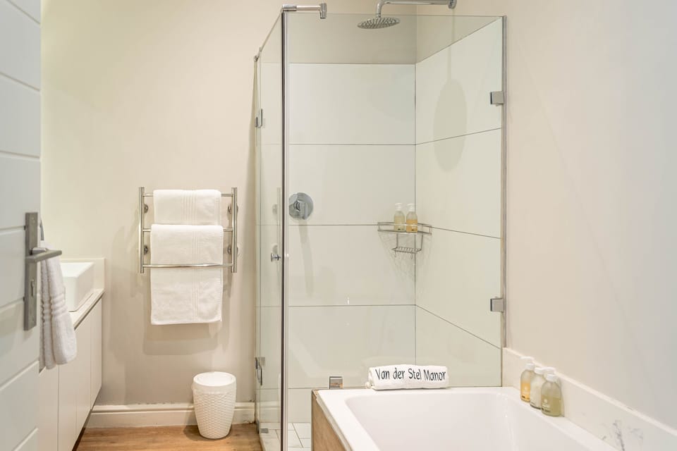 Superior Double Room | Bathroom | Shower, rainfall showerhead, hair dryer, slippers