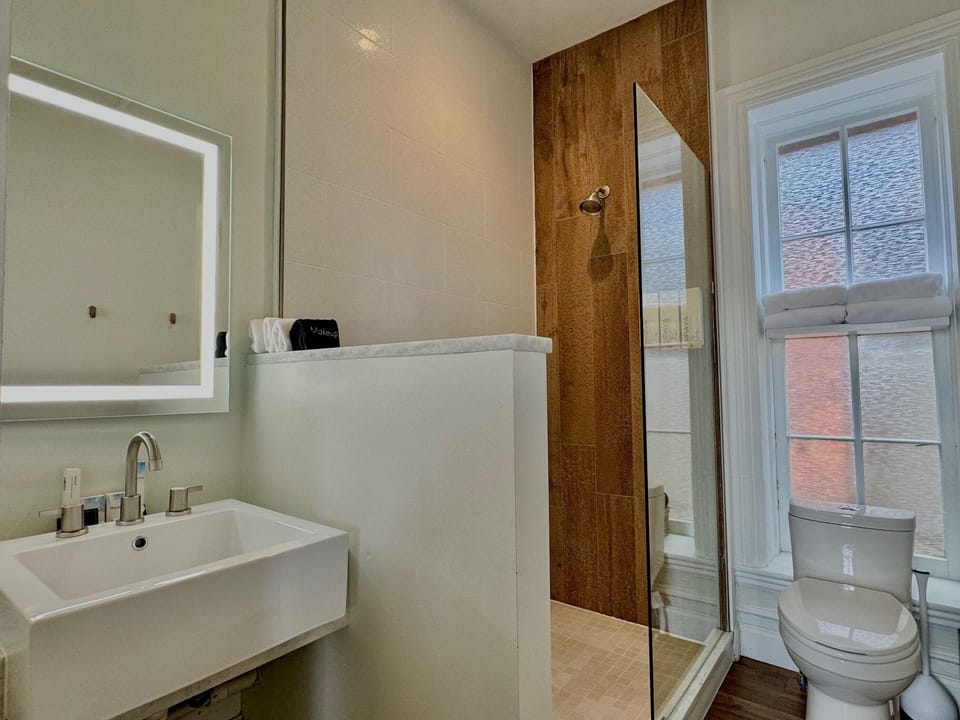 Executive Studio, Multiple Beds, Kitchen | Bathroom | Free toiletries, hair dryer, towels, soap