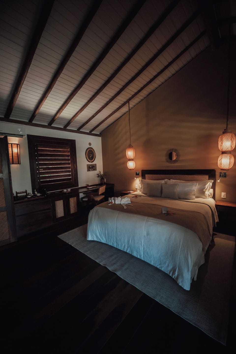 Comfort Bungalow | Minibar, in-room safe, desk, blackout drapes