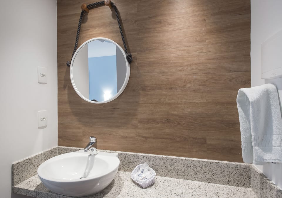 Quarto Vista Jardim | Bathroom sink