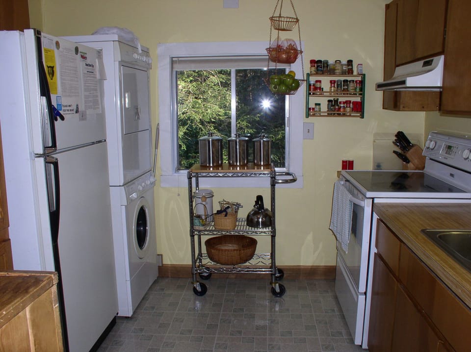 Well equipped kitchen had all your basic cooking & baking needs; just add food!
