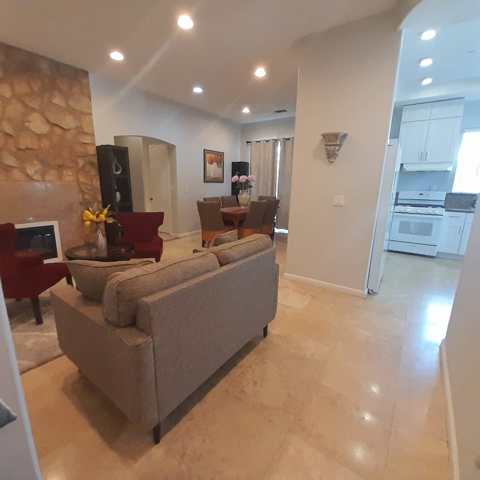 Cozy family room with fireplace/Dining room 