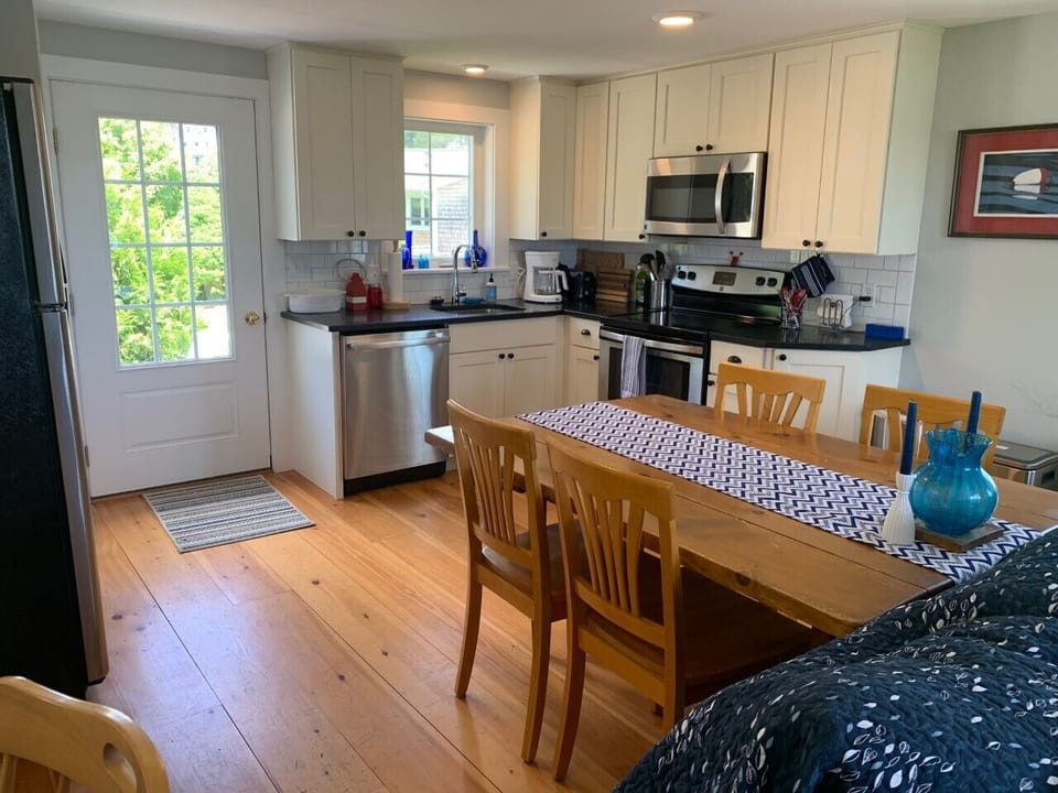 Driveway side entrance with kitchen and dining area