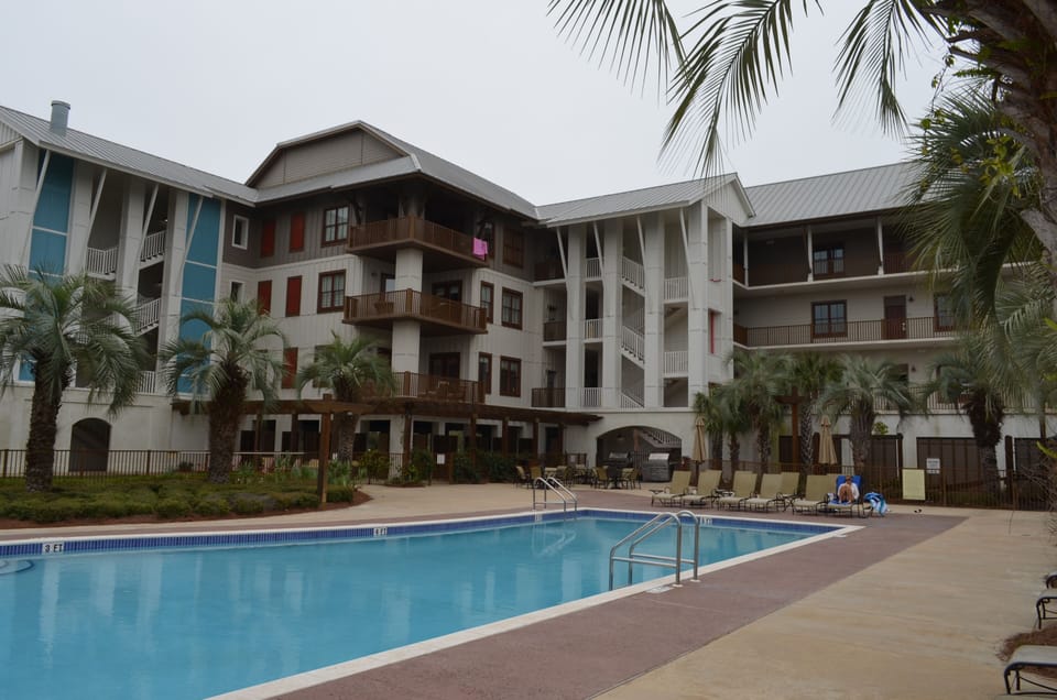 Note gas grills behind pool