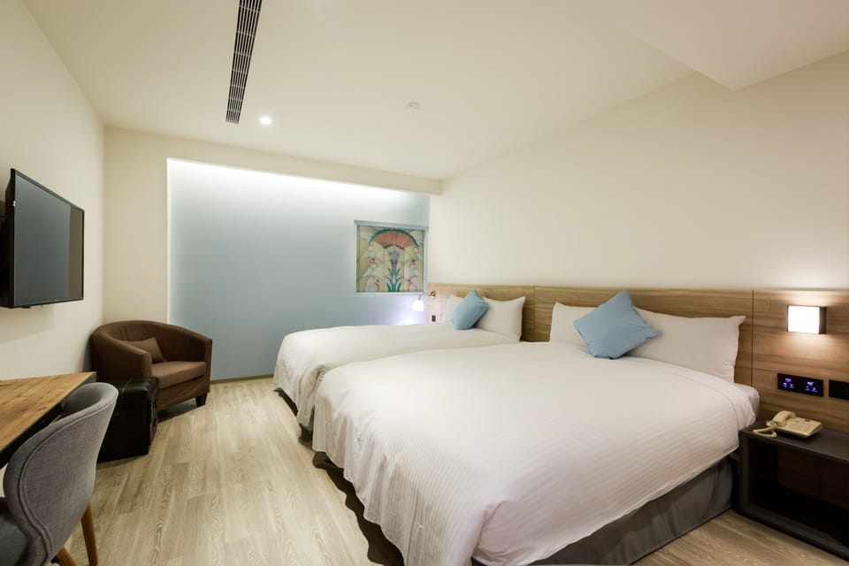 Business Quadruple Room | Desk, WiFi (free), bed sheets