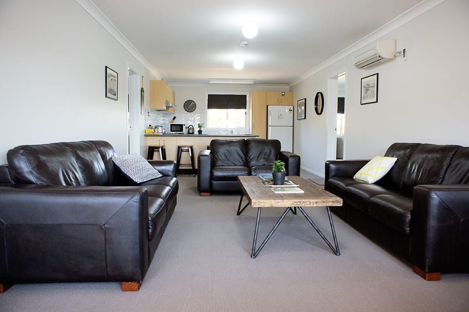 Twin Room with ensuite (Shared Lounge & Kitchen) | Living room | Flat-screen TV