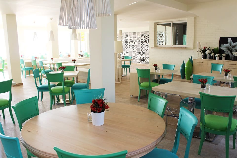 2 restaurants; breakfast, lunch, and dinner served