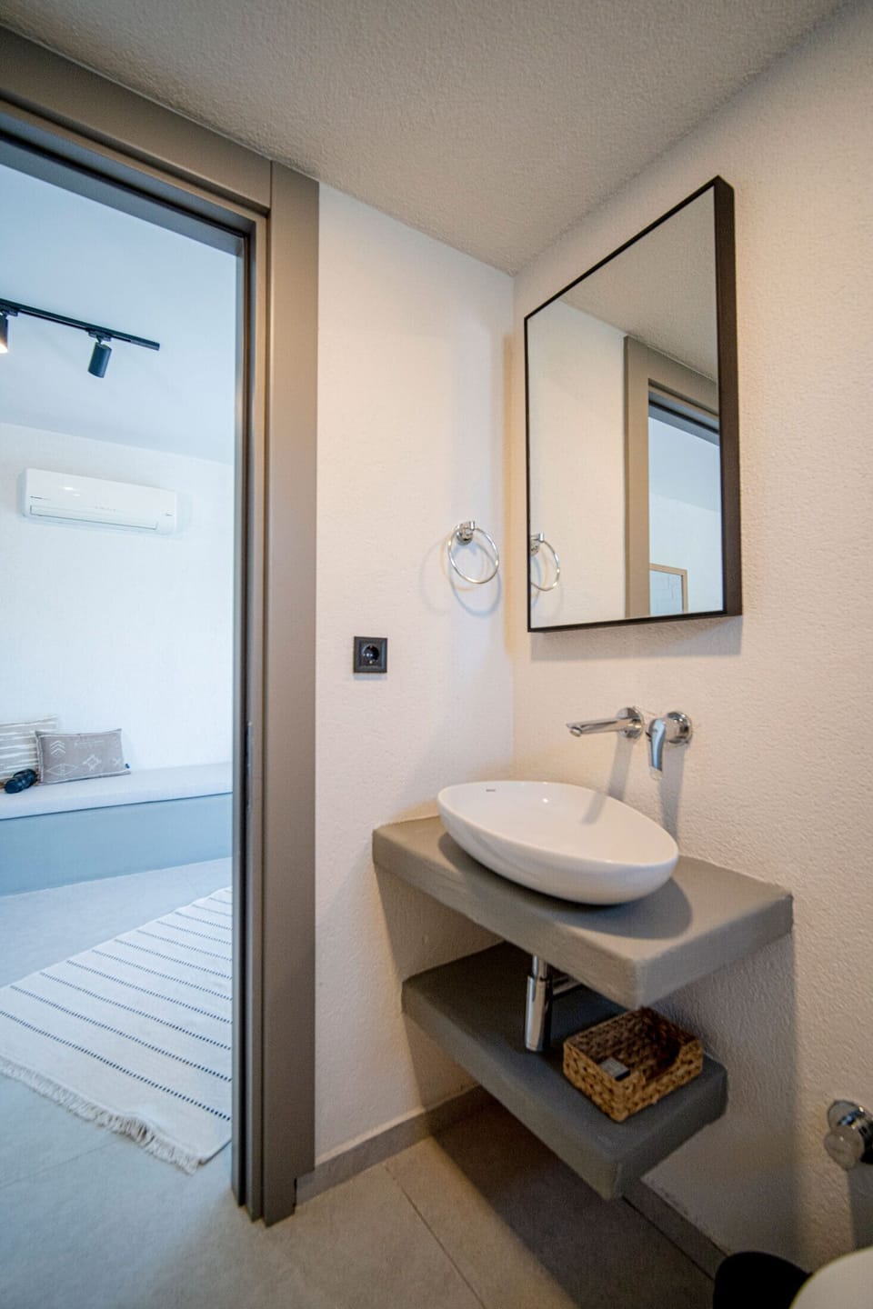 Deluxe Room | Bathroom | Shower, free toiletries, hair dryer, bathrobes