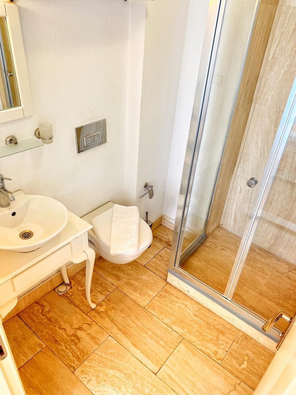 Deluxe Double Room | Bathroom | Shower, free toiletries, hair dryer, slippers