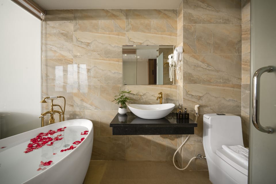 Deluxe Suite, Ocean View | Bathroom | Free toiletries, hair dryer, slippers, towels