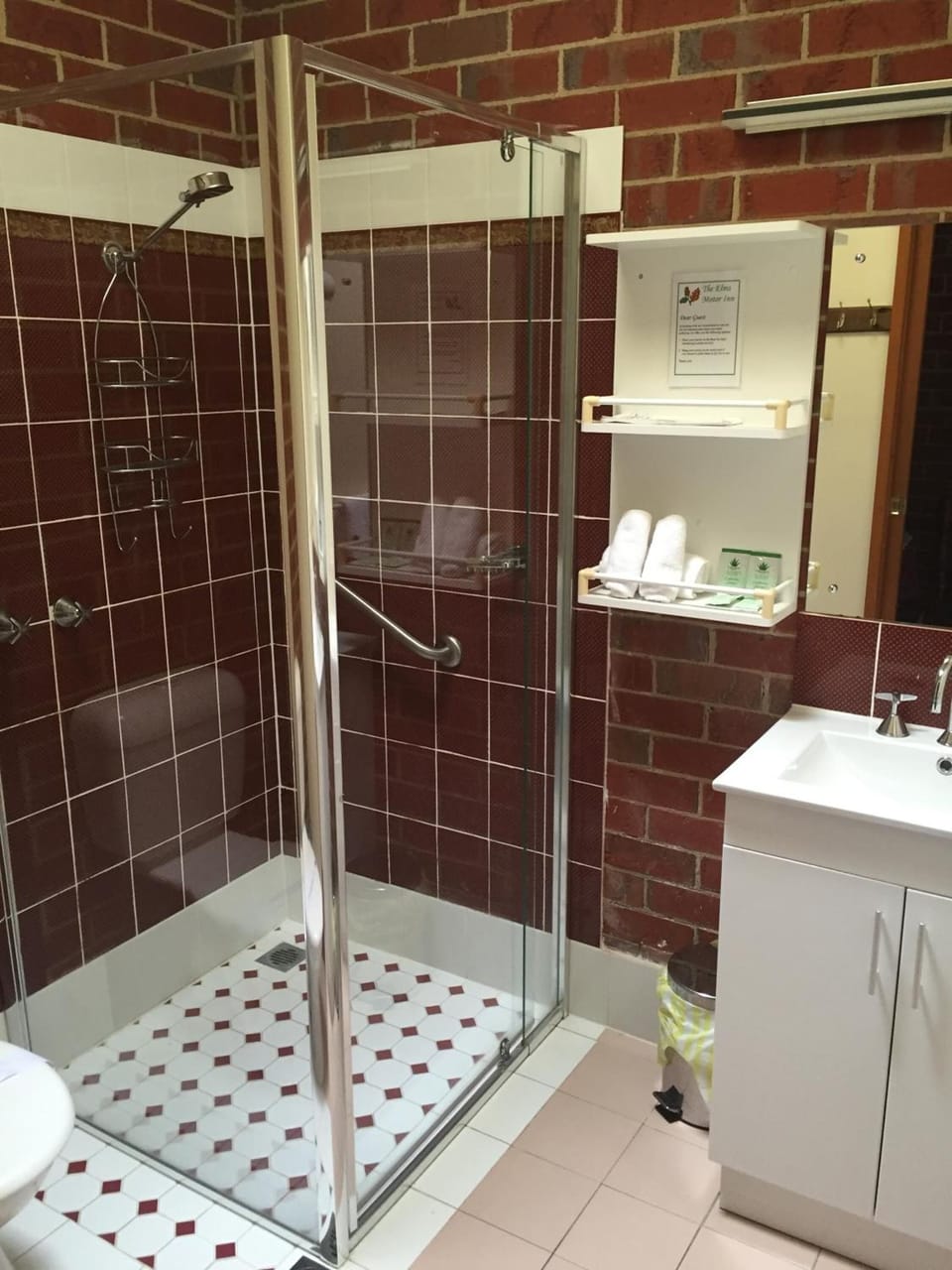 Shower, rainfall showerhead, free toiletries, towels
