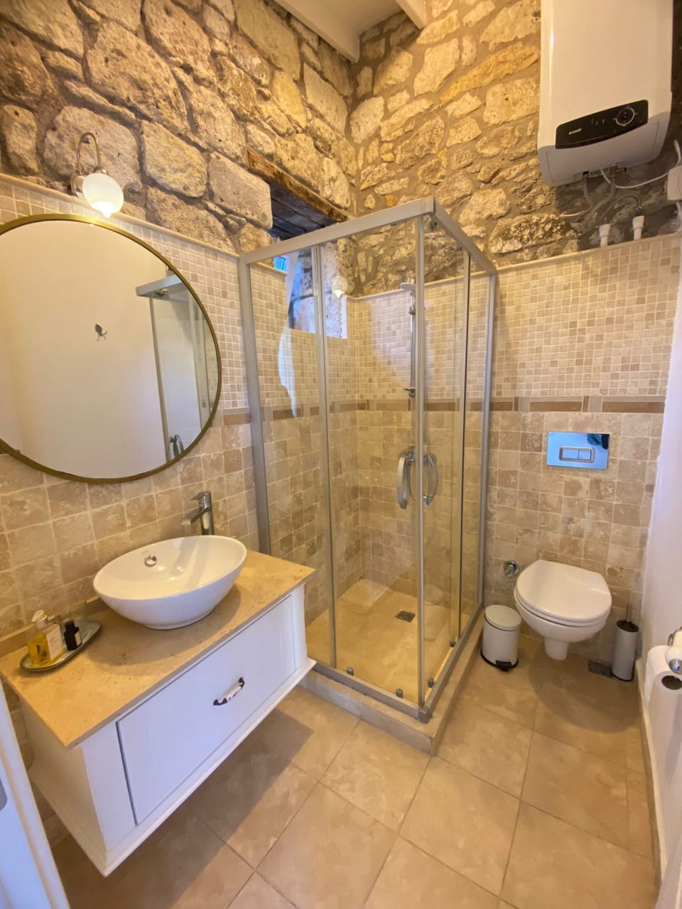Deluxe Double Room, Garden View | Bathroom | Shower, free toiletries, hair dryer, slippers