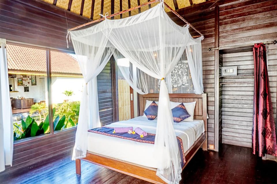 Deluxe Bungalow, Sea View | Minibar, in-room safe, desk, soundproofing