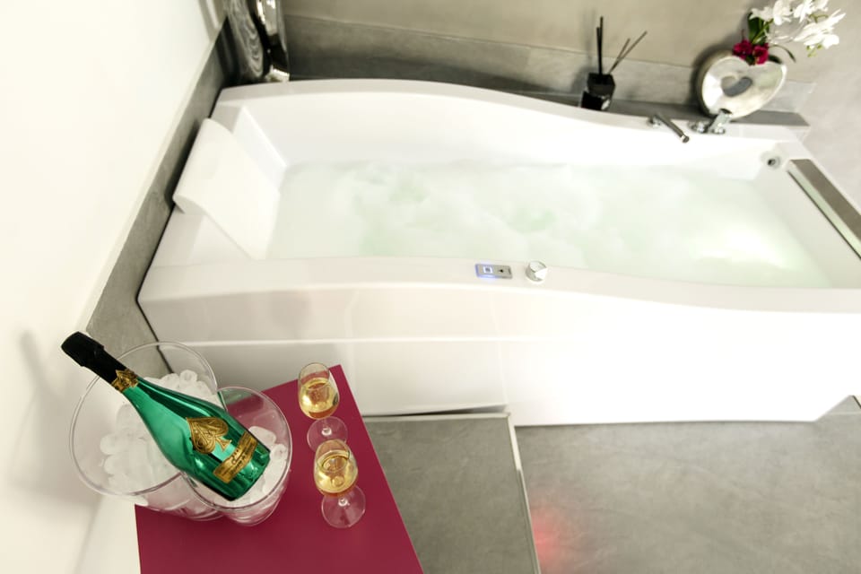 Suite | Deep soaking bathtub